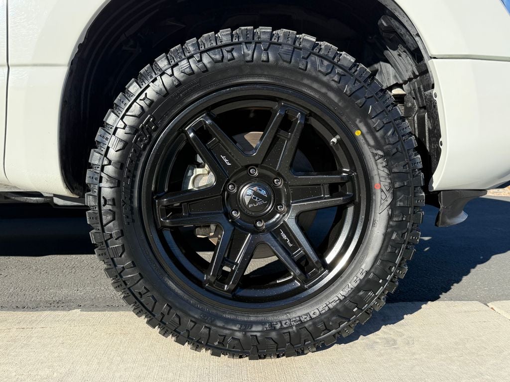 2023 Nissan Titan SV