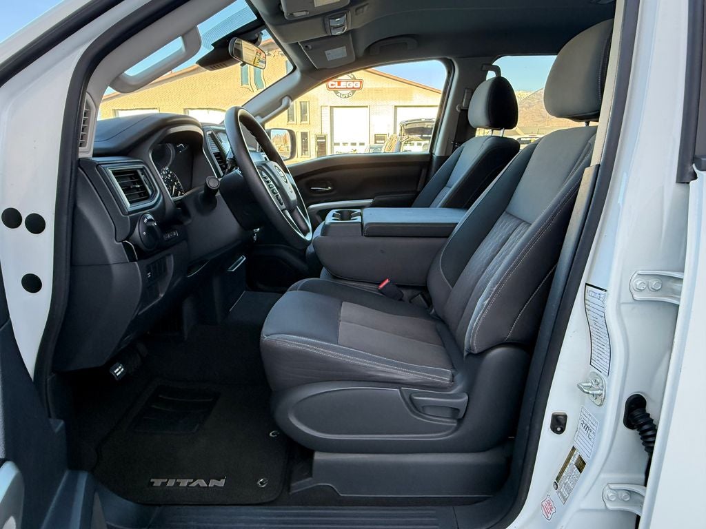 2023 Nissan Titan SV