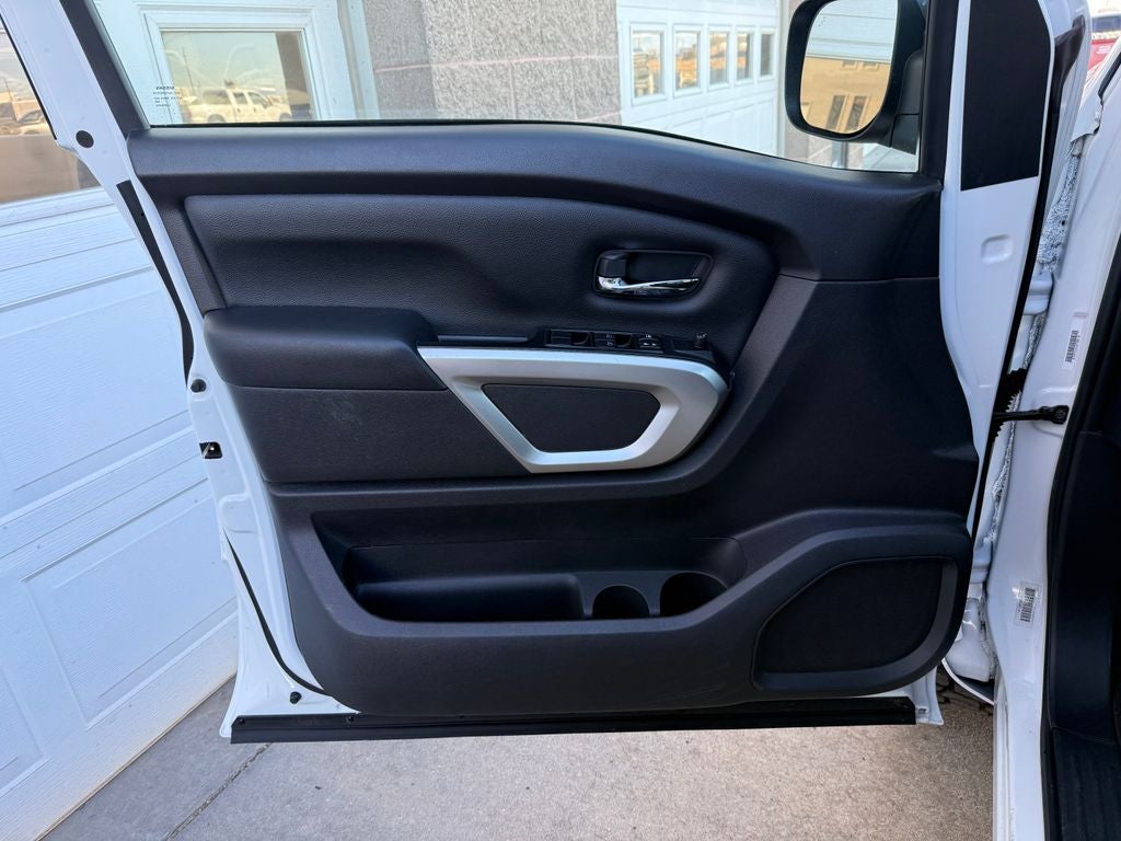 2023 Nissan Titan SV