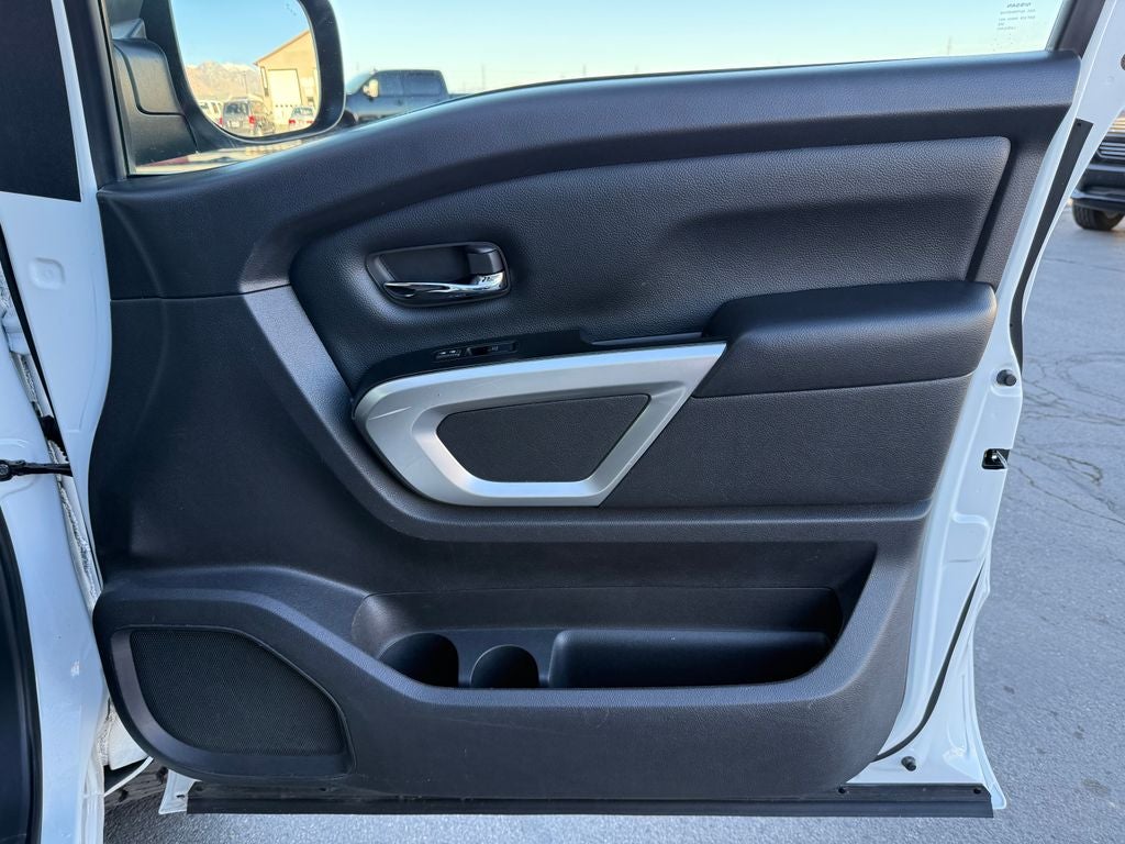 2023 Nissan Titan SV